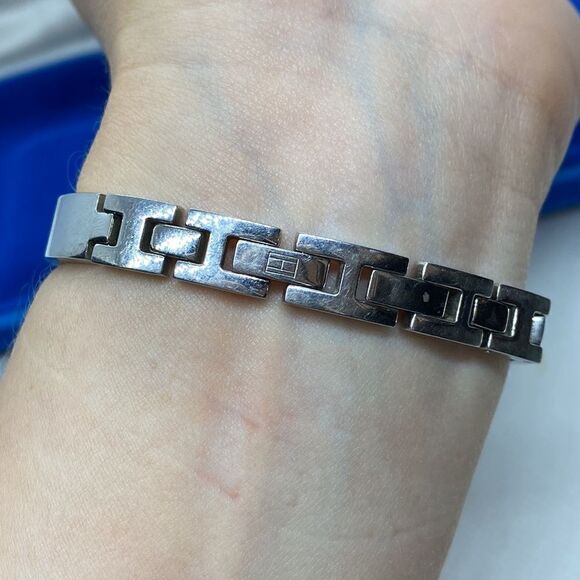 💛 Tommy Hilfiger Round Stainless Steel Vintage Watch - Picture 3 of 5